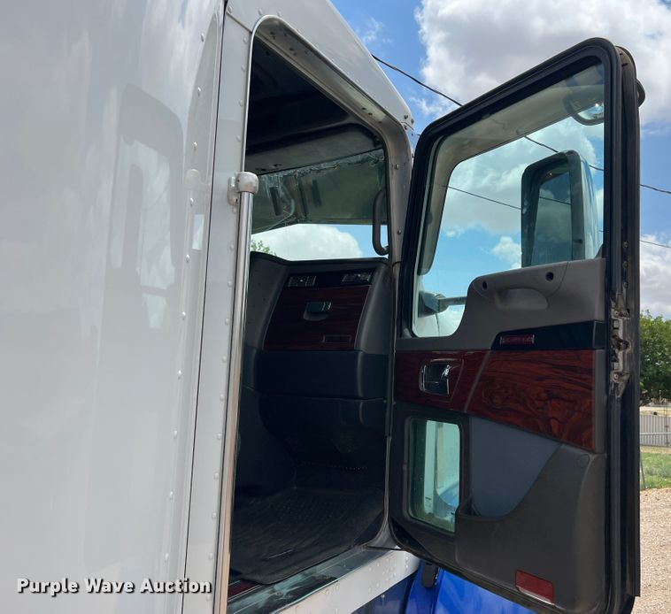 image for item DS8280 2012 Kenworth T660  semi truck