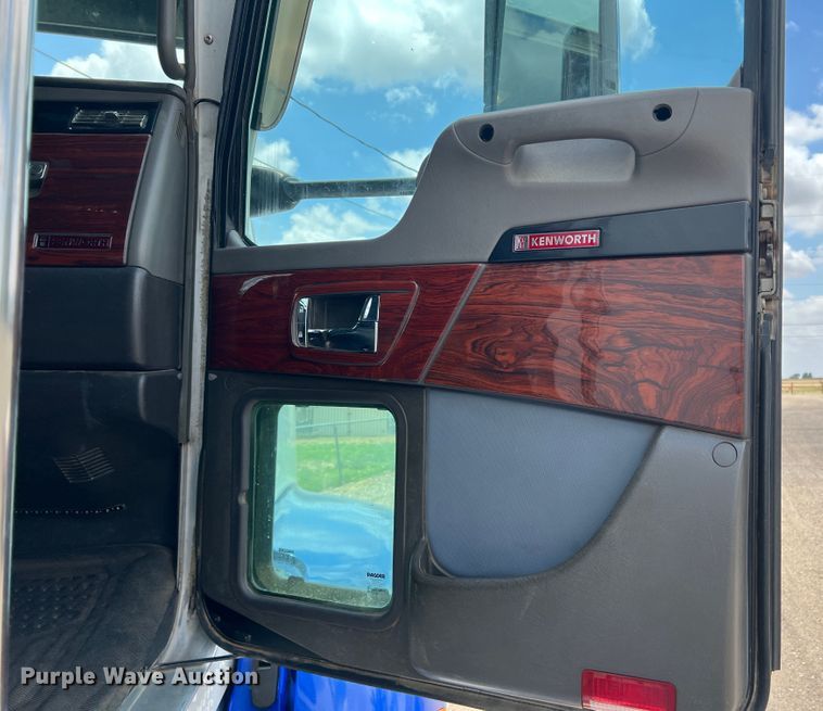 image for item DS8280 2012 Kenworth T660  semi truck