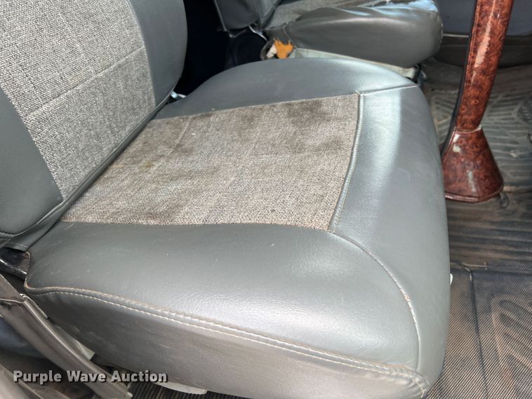 image for item DS8280 2012 Kenworth T660  semi truck