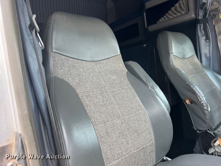 image for item DS8280 2012 Kenworth T660  semi truck