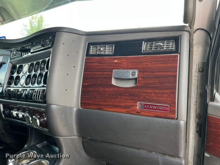 image for item DS8280 2012 Kenworth T660  semi truck