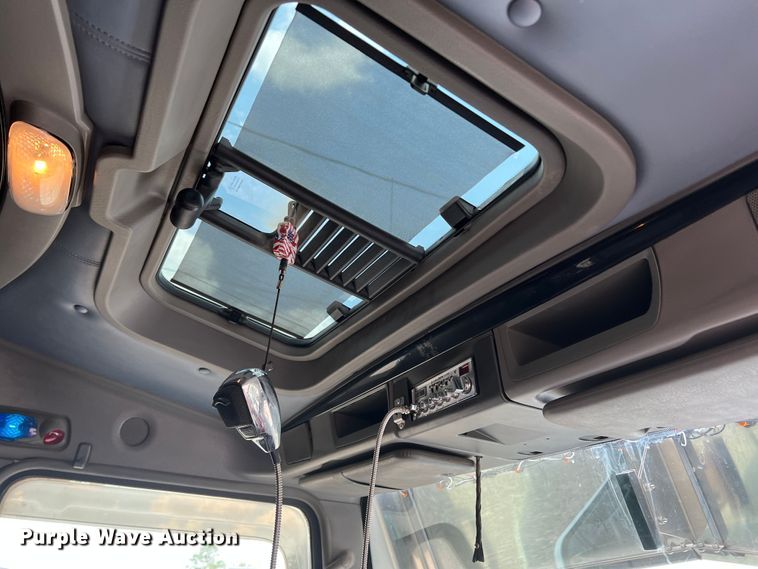 image for item DS8280 2012 Kenworth T660  semi truck