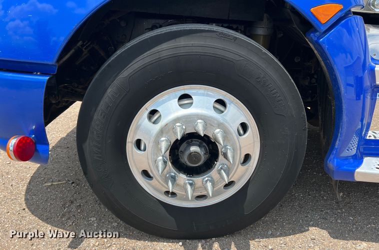 image for item DS8280 2012 Kenworth T660  semi truck