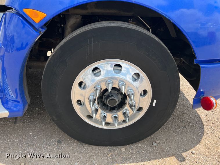 image for item DS8280 2012 Kenworth T660  semi truck