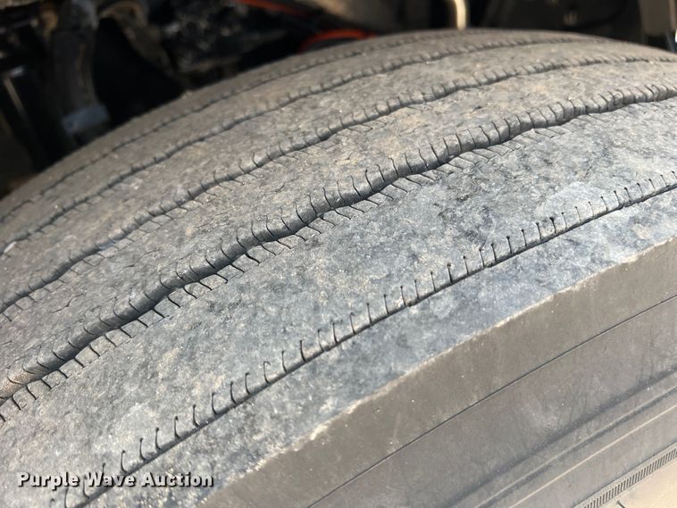 image for item DS8280 2012 Kenworth T660  semi truck