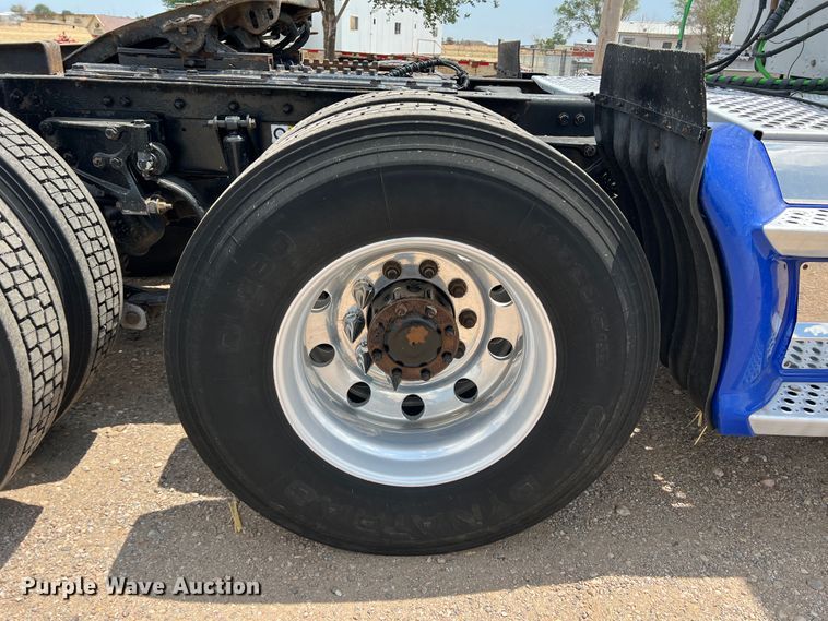 image for item DS8280 2012 Kenworth T660  semi truck