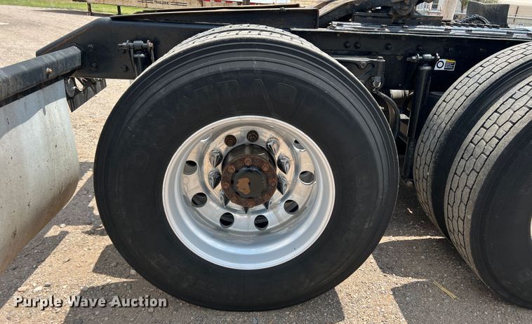 image for item DS8280 2012 Kenworth T660  semi truck