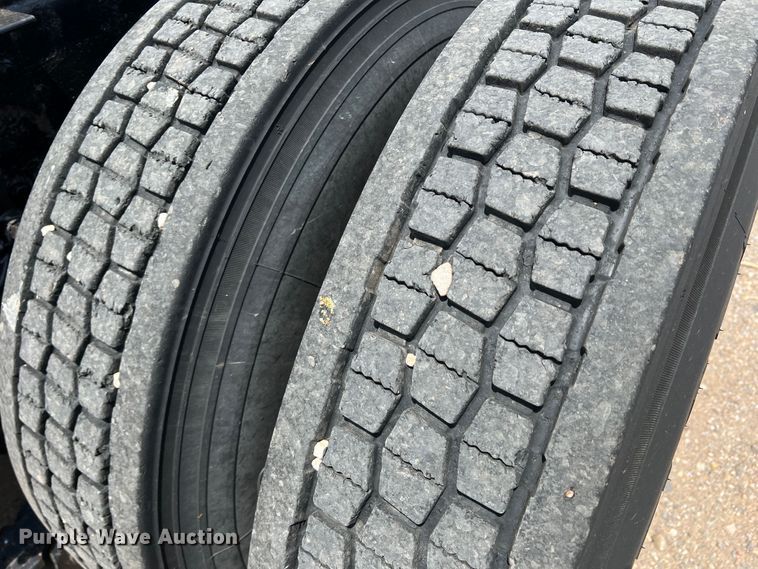 image for item DS8280 2012 Kenworth T660  semi truck