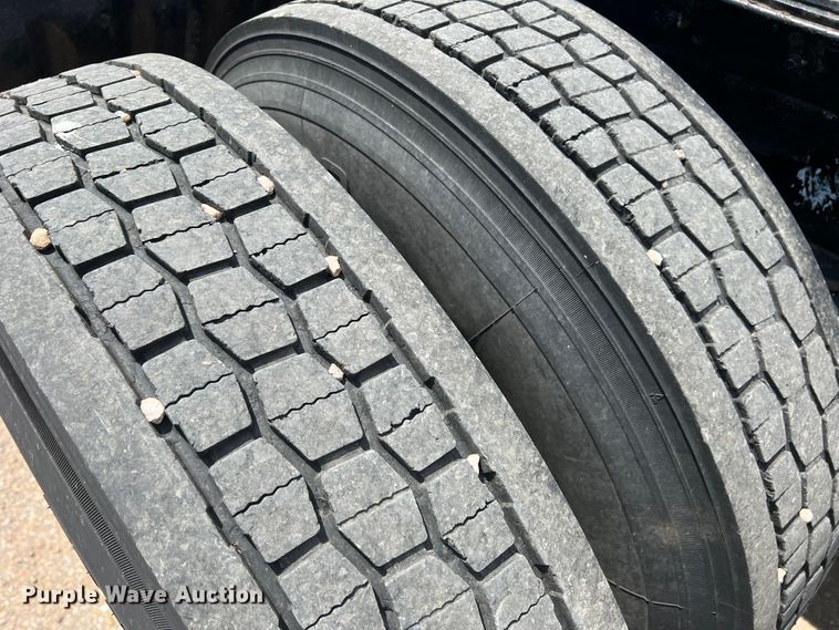 image for item DS8280 2012 Kenworth T660  semi truck