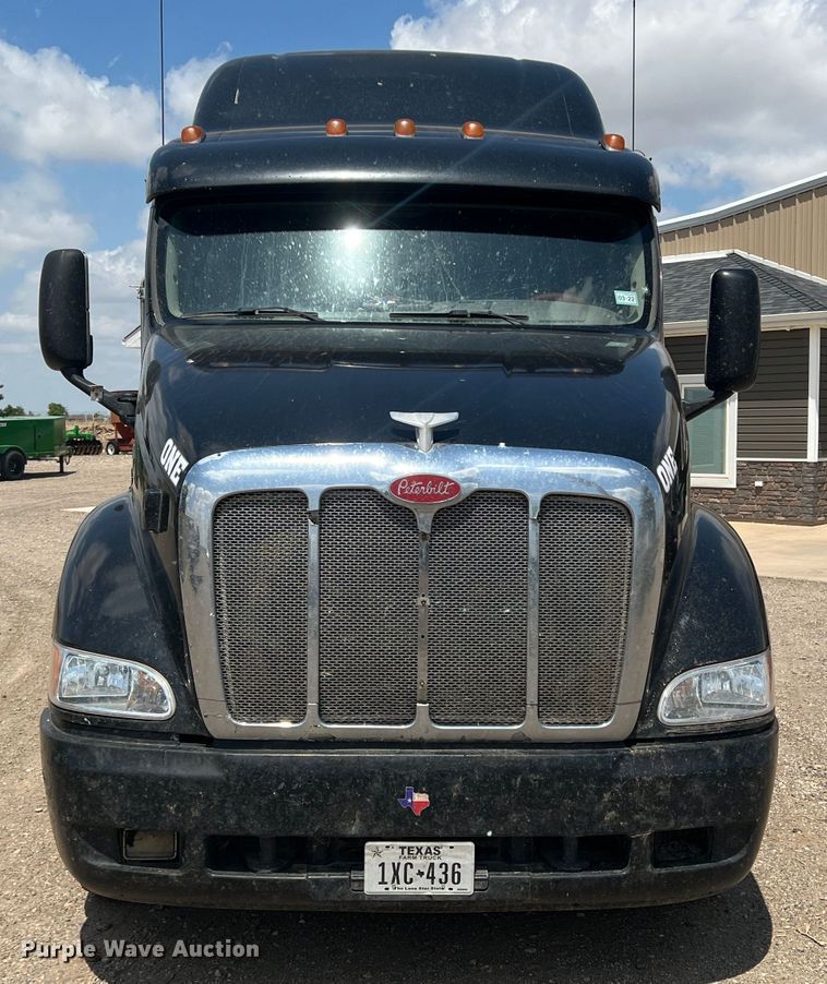 image for item DS8284 2007 Peterbilt 387  semi truck