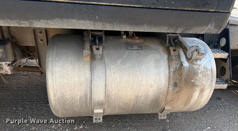 image for item DS8284 2007 Peterbilt 387  semi truck