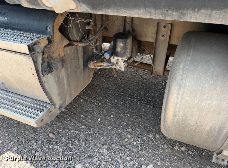 image for item DS8284 2007 Peterbilt 387  semi truck