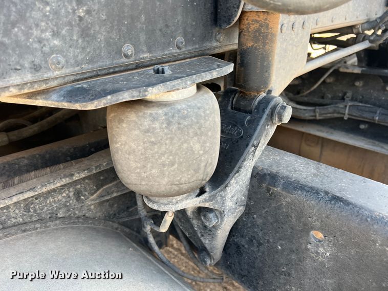 image for item DS8284 2007 Peterbilt 387  semi truck