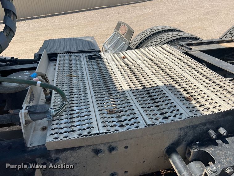 image for item DS8284 2007 Peterbilt 387  semi truck