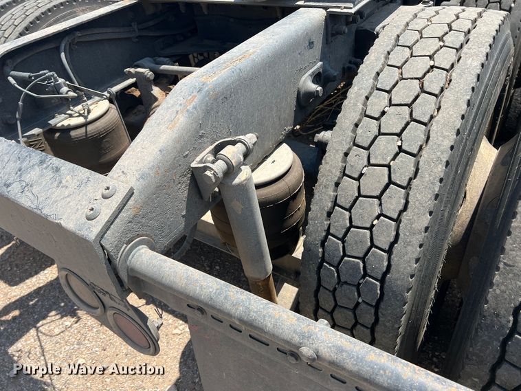 image for item DS8284 2007 Peterbilt 387  semi truck