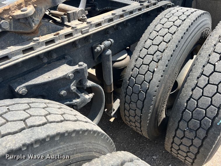 image for item DS8284 2007 Peterbilt 387  semi truck