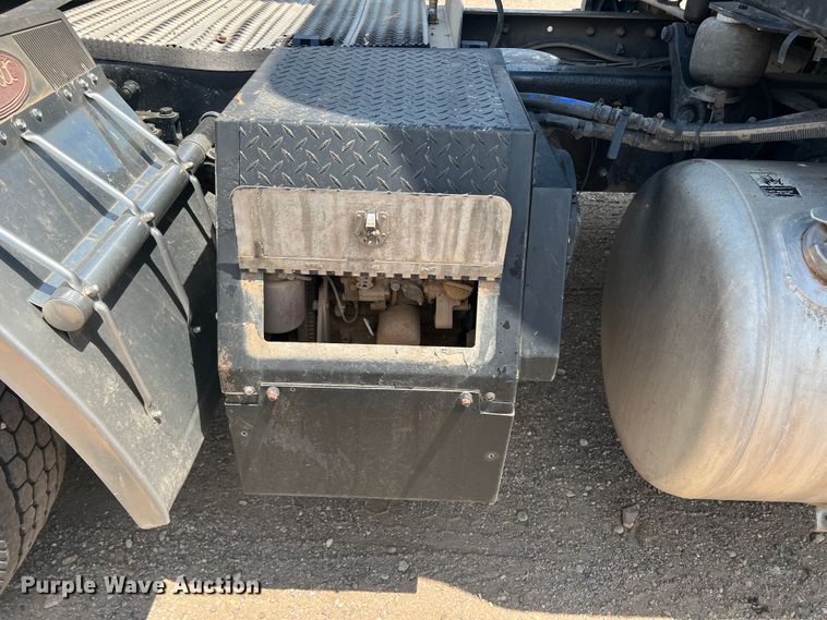 image for item DS8284 2007 Peterbilt 387  semi truck