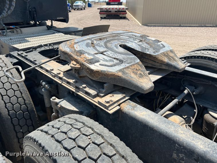 image for item DS8284 2007 Peterbilt 387  semi truck