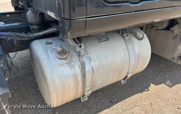 image for item DS8284 2007 Peterbilt 387  semi truck