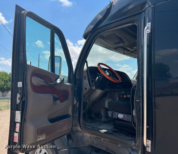 image for item DS8284 2007 Peterbilt 387  semi truck