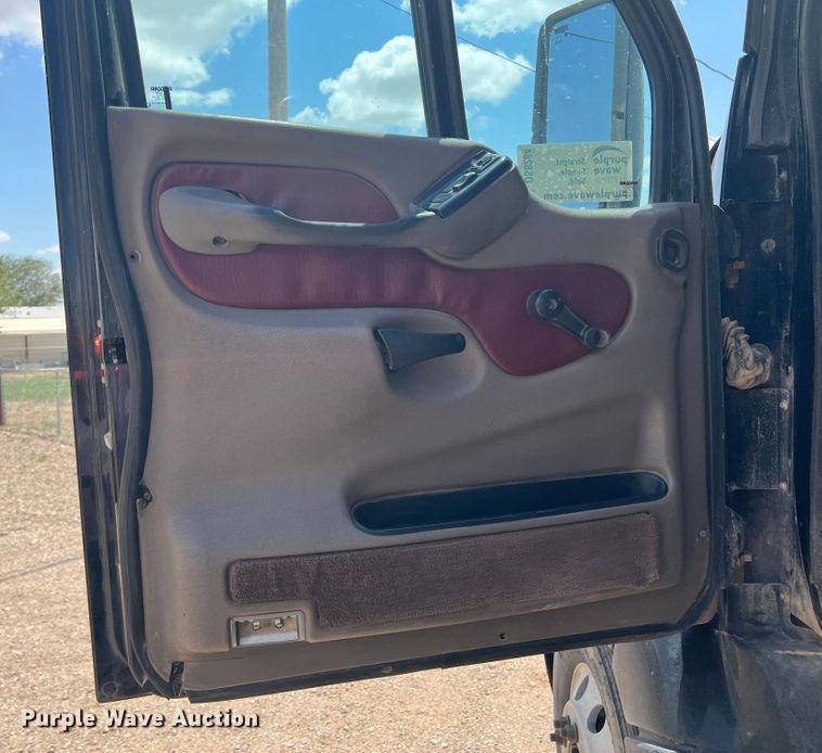 image for item DS8284 2007 Peterbilt 387  semi truck