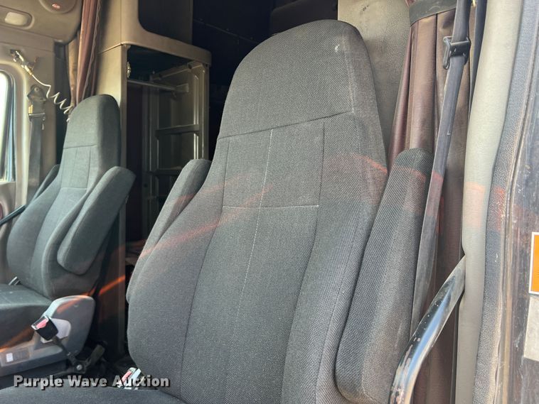 image for item DS8284 2007 Peterbilt 387  semi truck