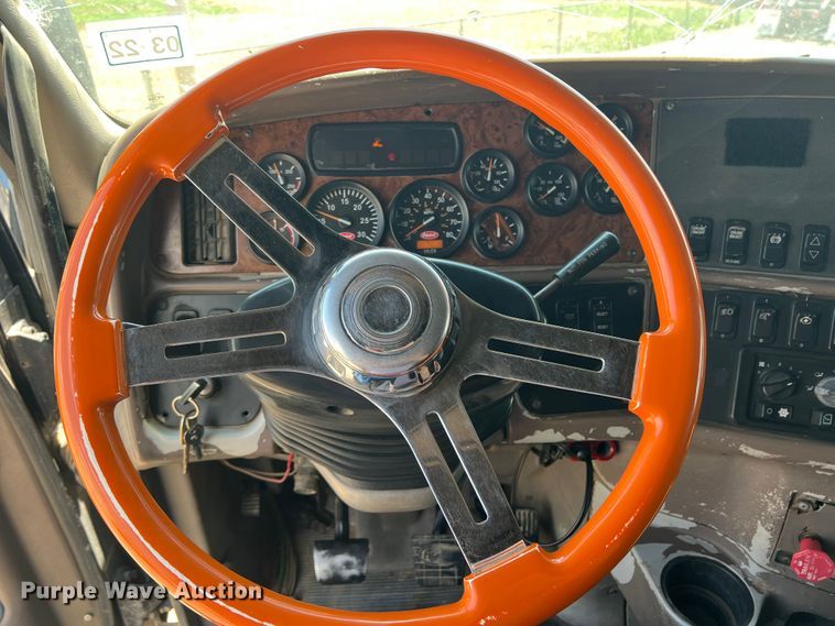 image for item DS8284 2007 Peterbilt 387  semi truck