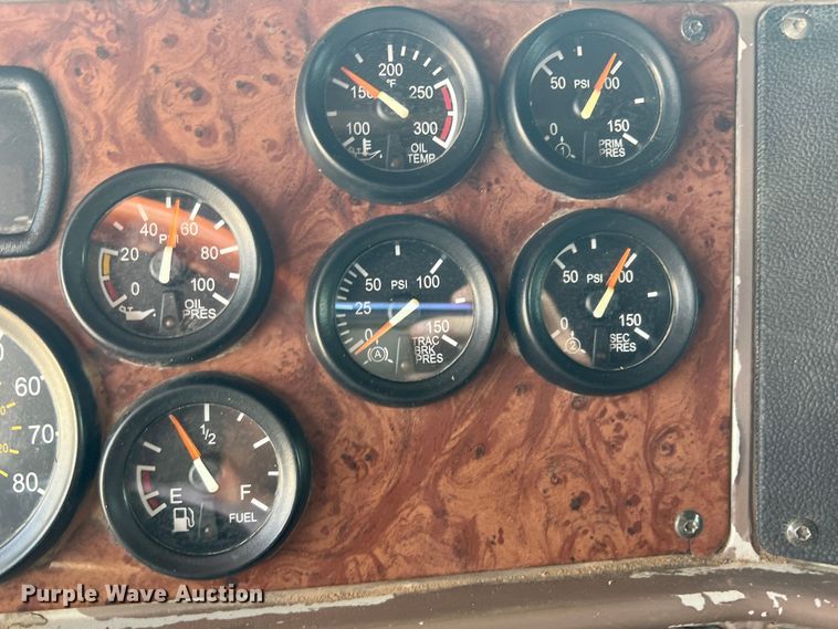 image for item DS8284 2007 Peterbilt 387  semi truck