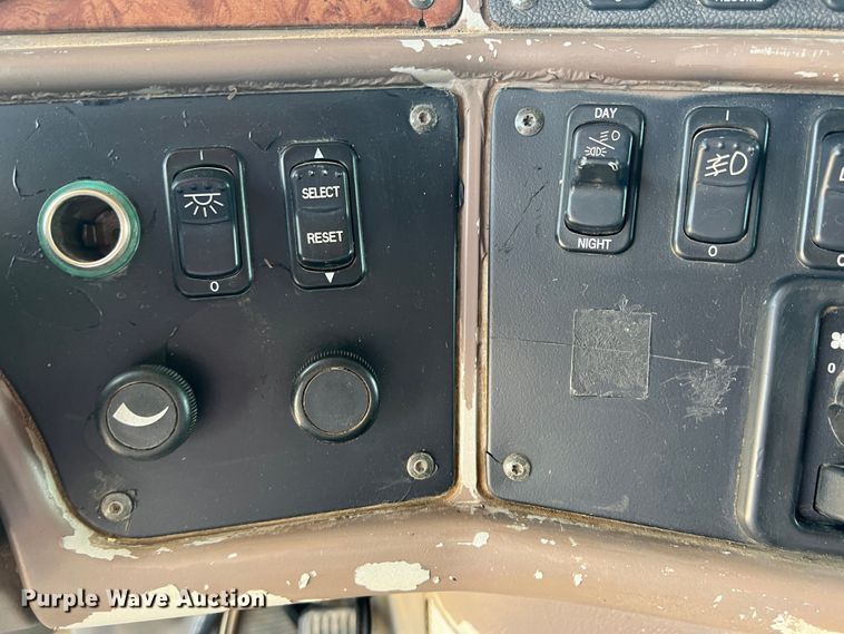 image for item DS8284 2007 Peterbilt 387  semi truck