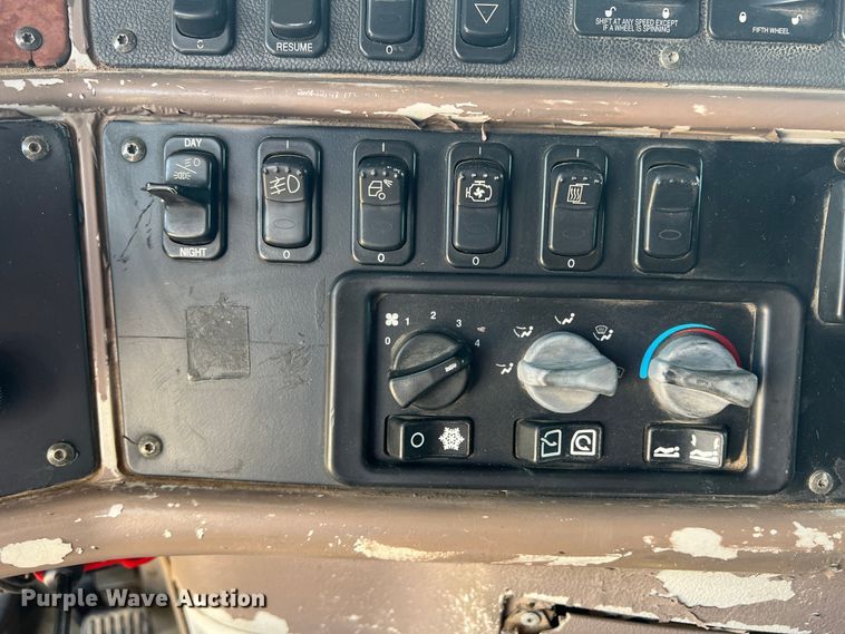 image for item DS8284 2007 Peterbilt 387  semi truck