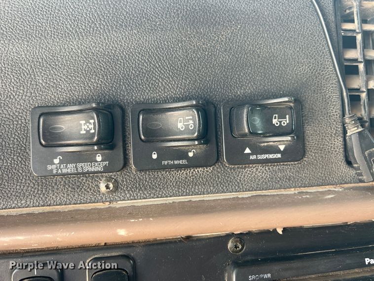 image for item DS8284 2007 Peterbilt 387  semi truck