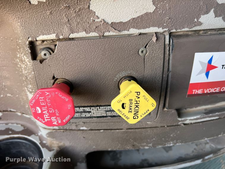 image for item DS8284 2007 Peterbilt 387  semi truck