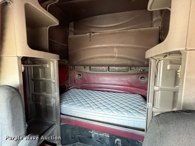 image for item DS8284 2007 Peterbilt 387  semi truck