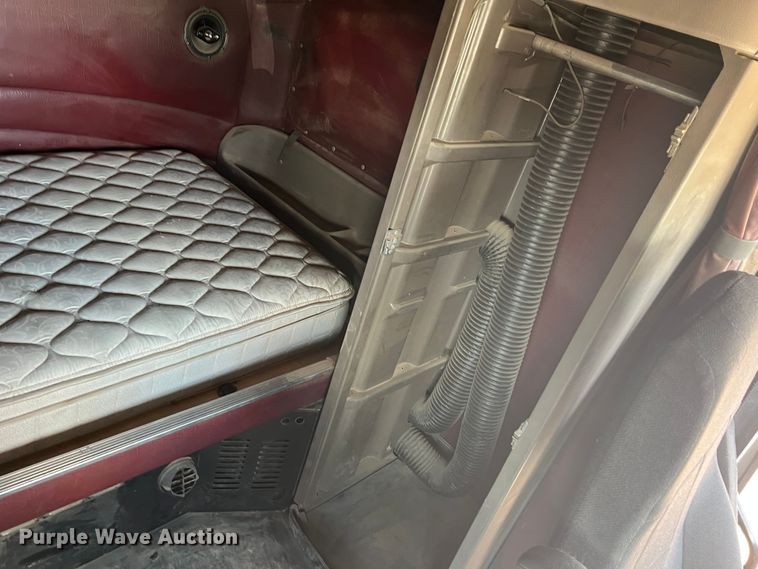 image for item DS8284 2007 Peterbilt 387  semi truck