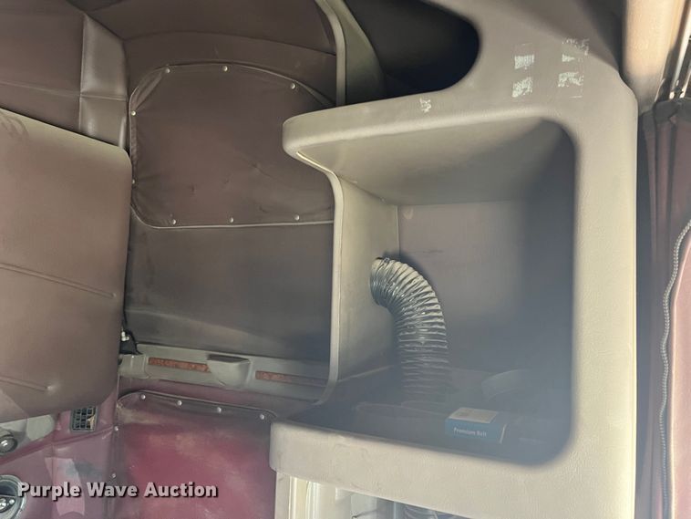 image for item DS8284 2007 Peterbilt 387  semi truck