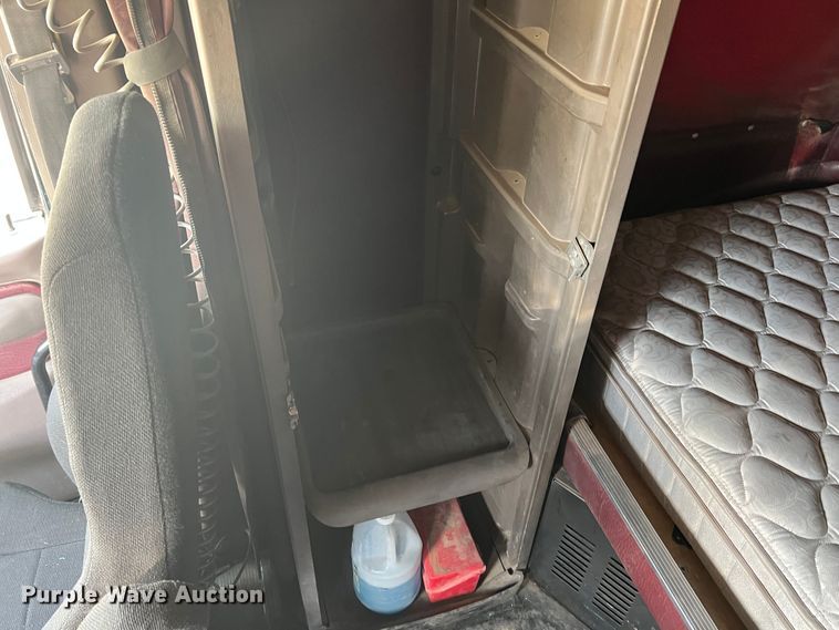 image for item DS8284 2007 Peterbilt 387  semi truck