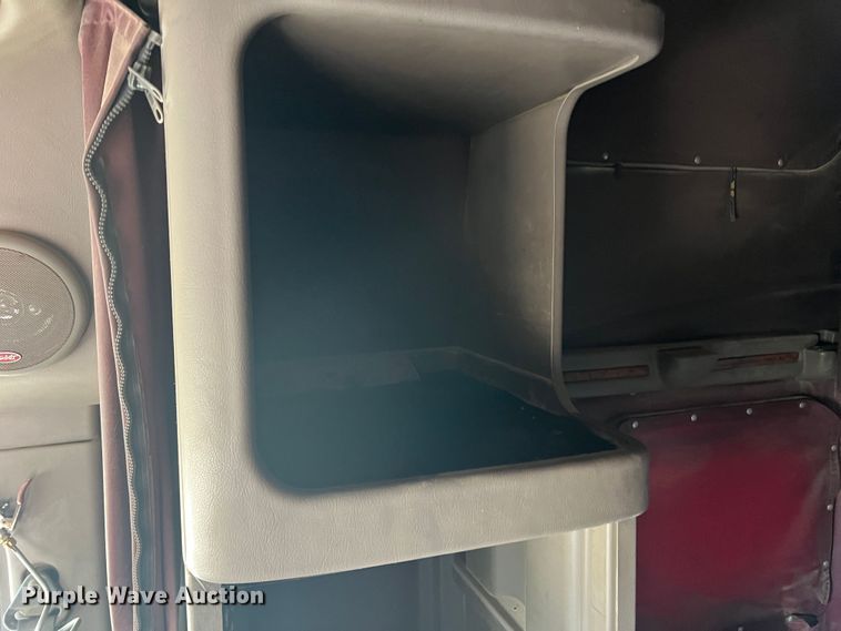 image for item DS8284 2007 Peterbilt 387  semi truck