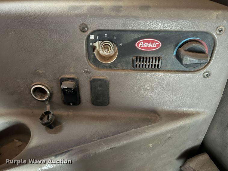 image for item DS8284 2007 Peterbilt 387  semi truck