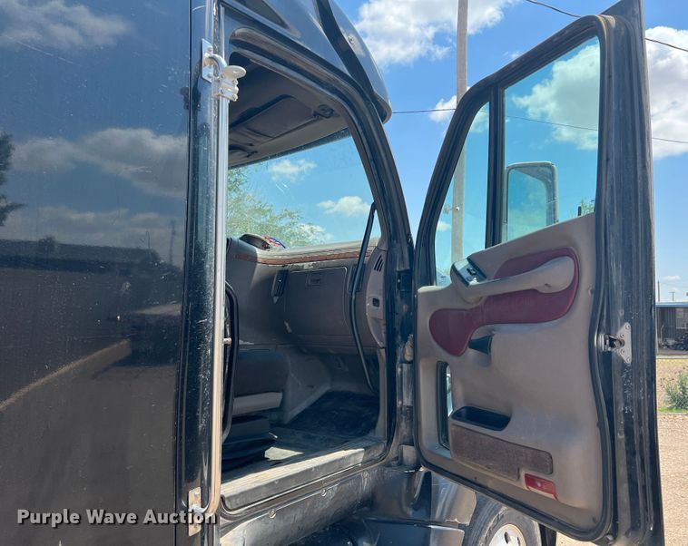 image for item DS8284 2007 Peterbilt 387  semi truck