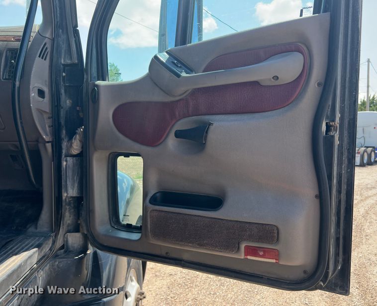 image for item DS8284 2007 Peterbilt 387  semi truck