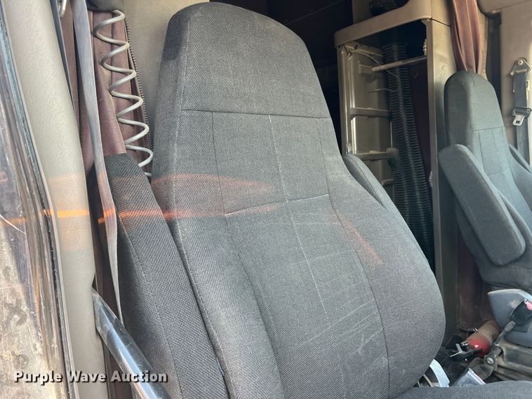 image for item DS8284 2007 Peterbilt 387  semi truck