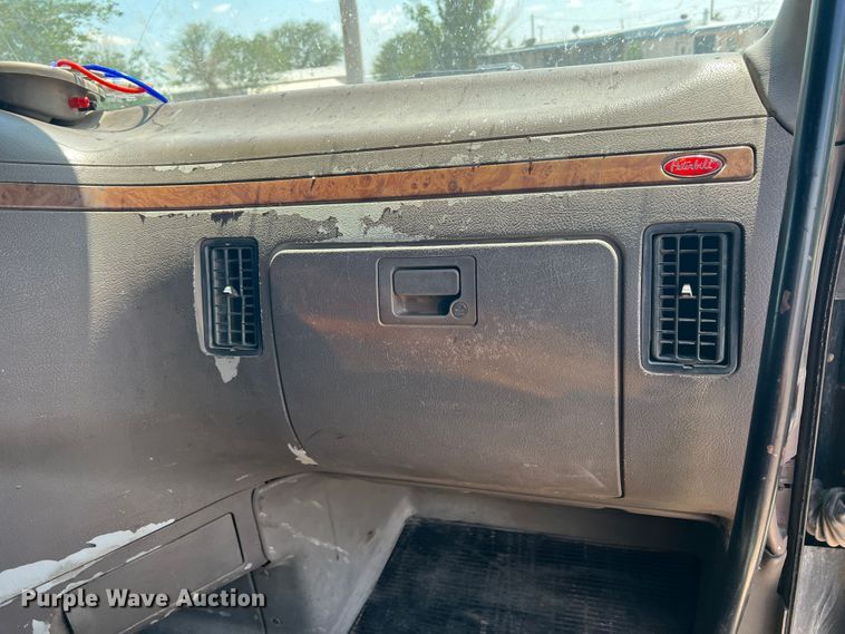 image for item DS8284 2007 Peterbilt 387  semi truck