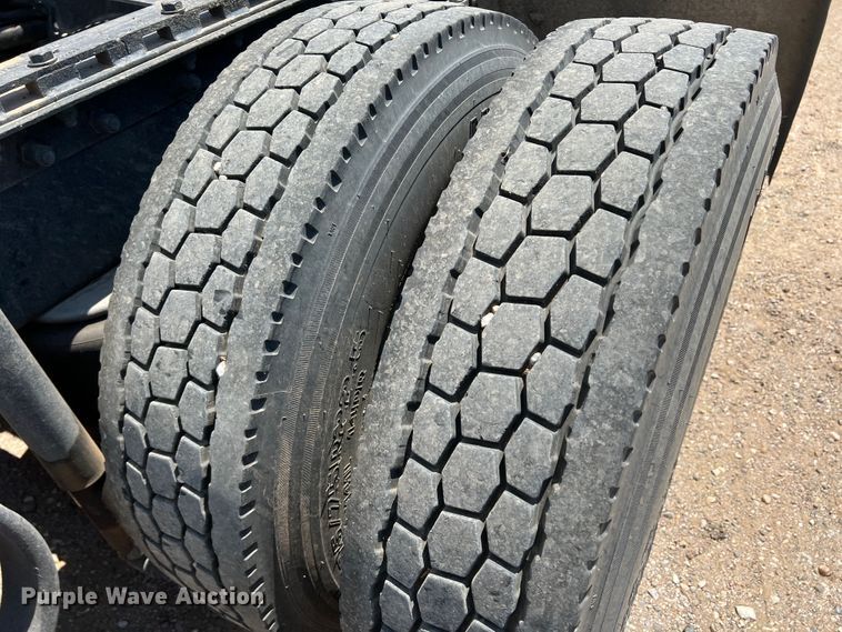 image for item DS8284 2007 Peterbilt 387  semi truck