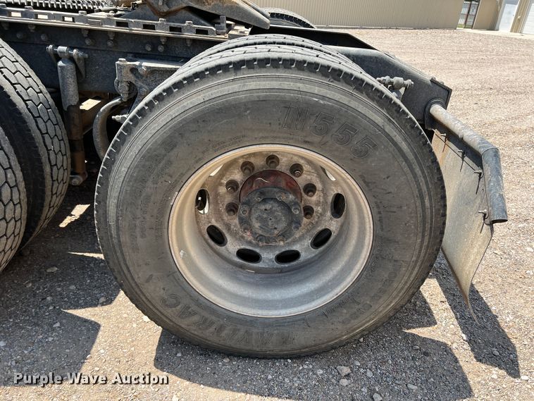 image for item DS8284 2007 Peterbilt 387  semi truck