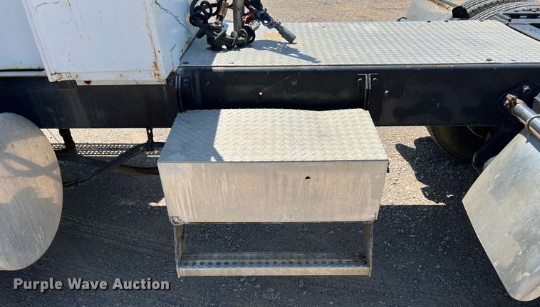 image for item HL9132 1985 Freightliner FLC  semi truck