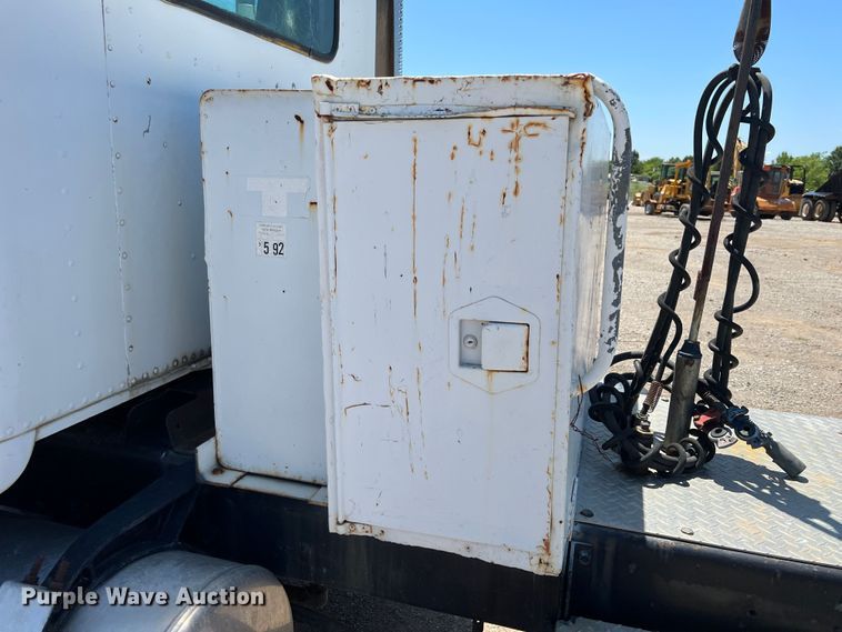 image for item HL9132 1985 Freightliner FLC  semi truck