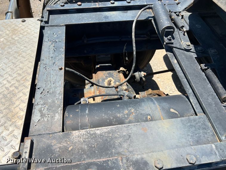 image for item HL9132 1985 Freightliner FLC  semi truck