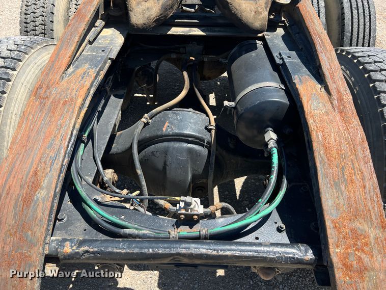 image for item HL9132 1985 Freightliner FLC  semi truck