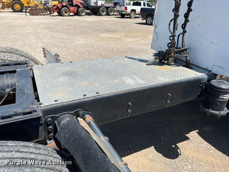 image for item HL9132 1985 Freightliner FLC  semi truck