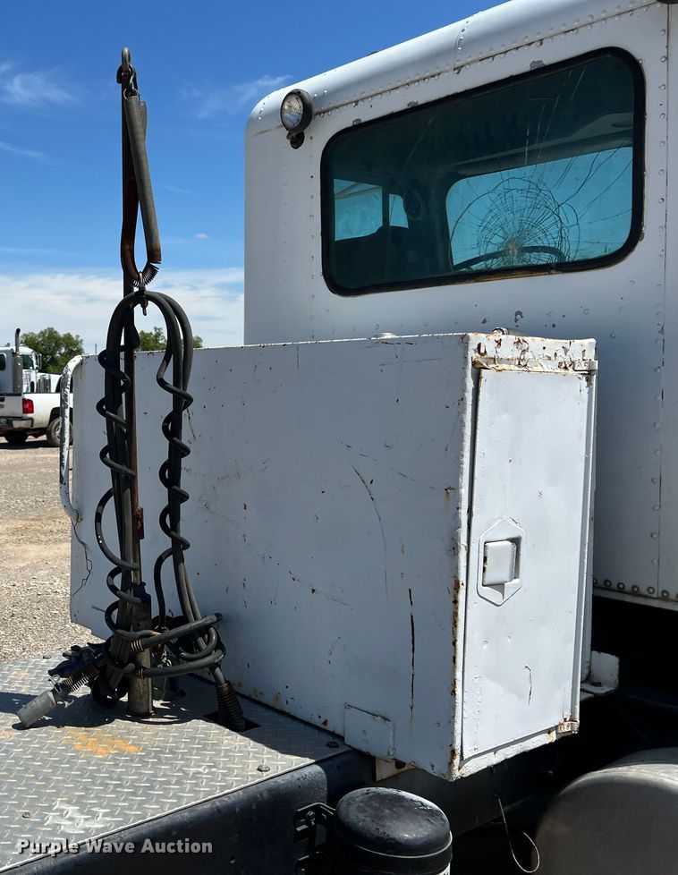 image for item HL9132 1985 Freightliner FLC  semi truck